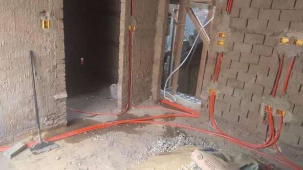 عندما تفكر في تعديل تصميم منزلك أو إعادة توزيع المساحات الداخلية، فإن أول ما قد يتبادر إلى ذهنك هو كيف يمكن تكسير الجدران دون إحداث فوضى أو ضرر للبناء؟! هنا يظهر الحل العصري والمثالي: تكسير جدران بالليزر.